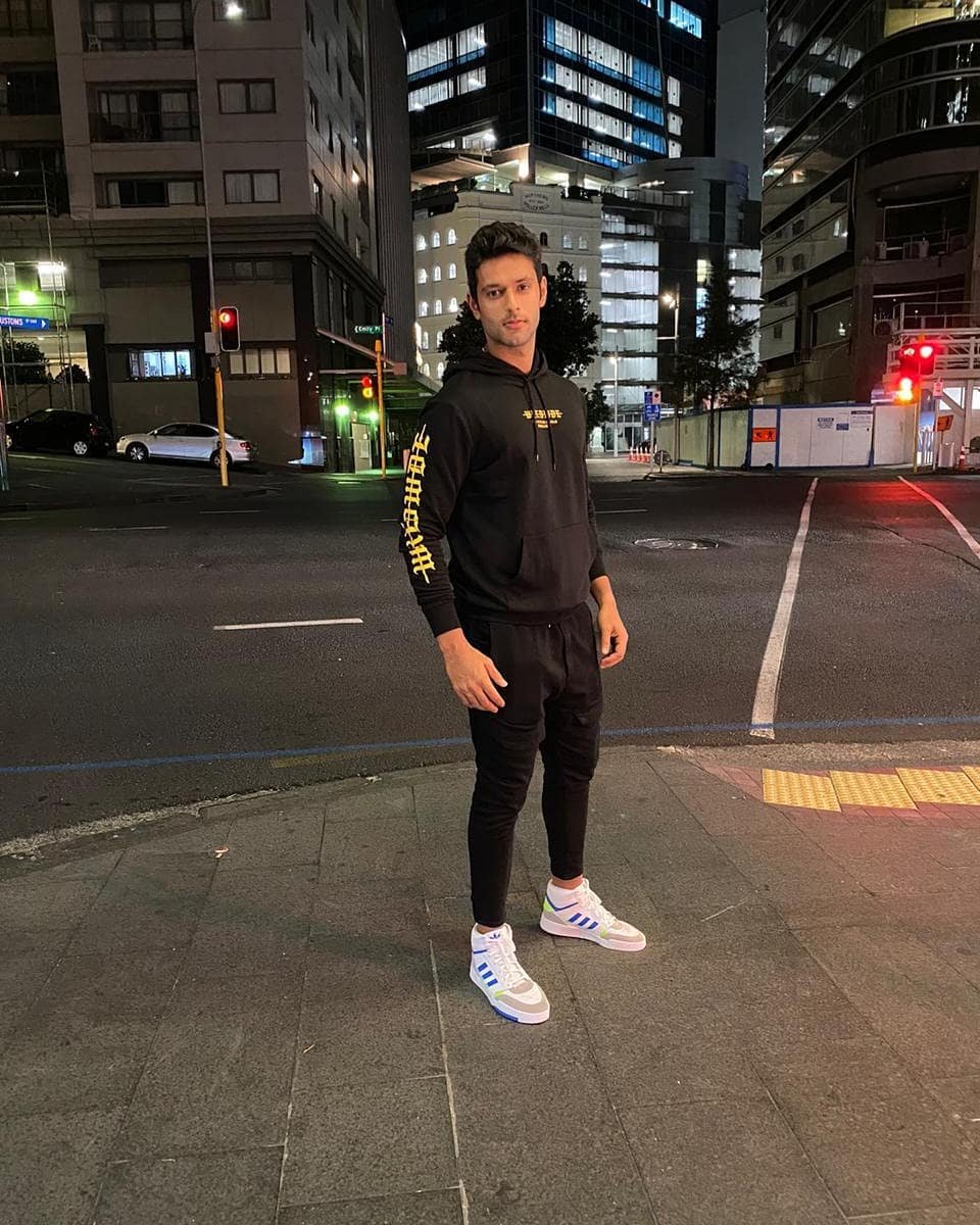 shivam dube height in feet