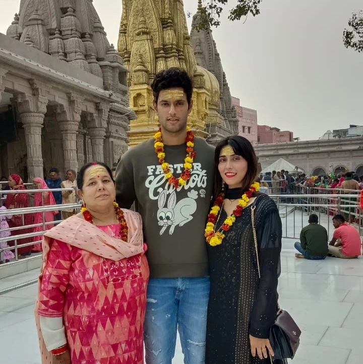 shivam dube height in feet