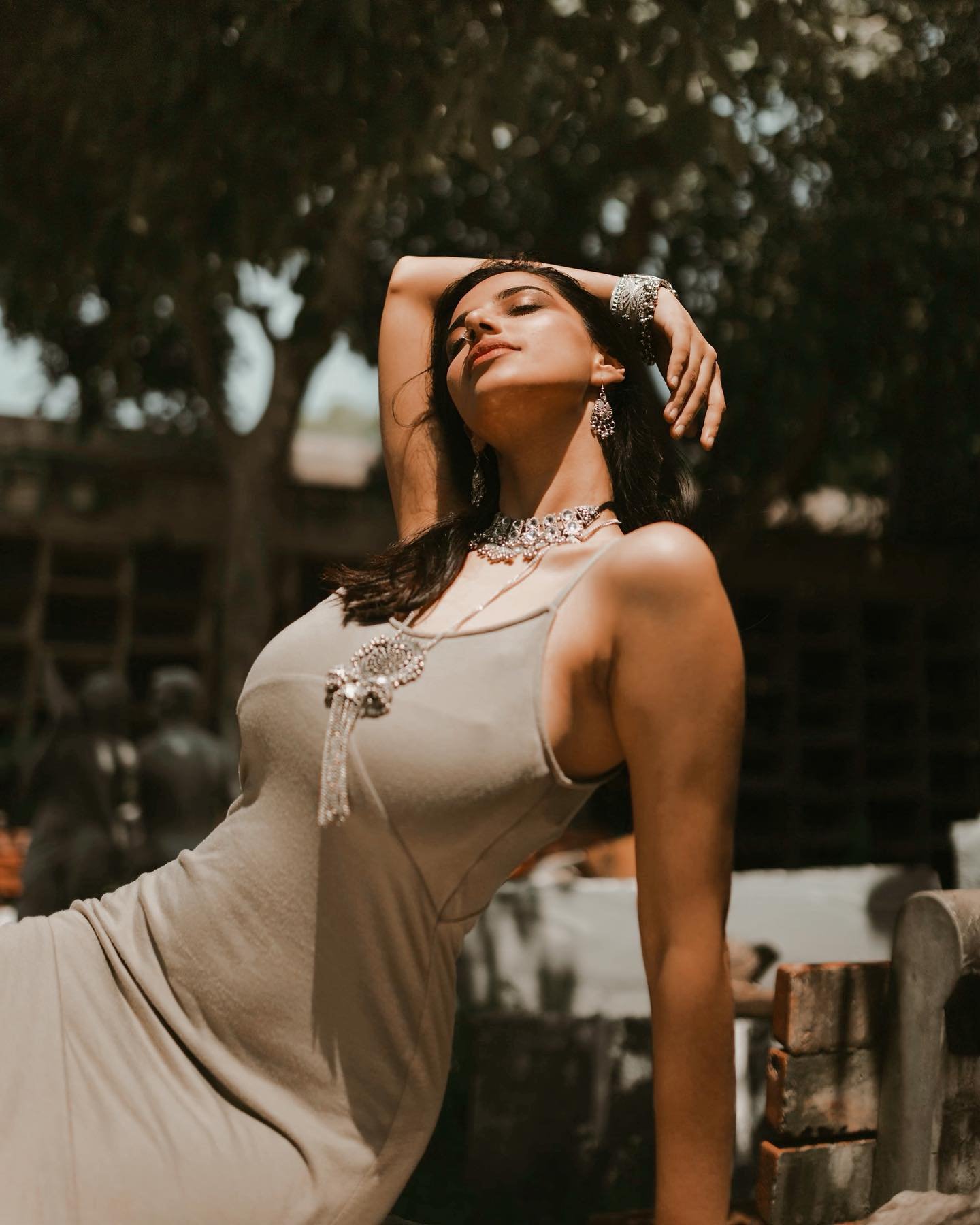 Meenakshi Chaudhary Height in Feet