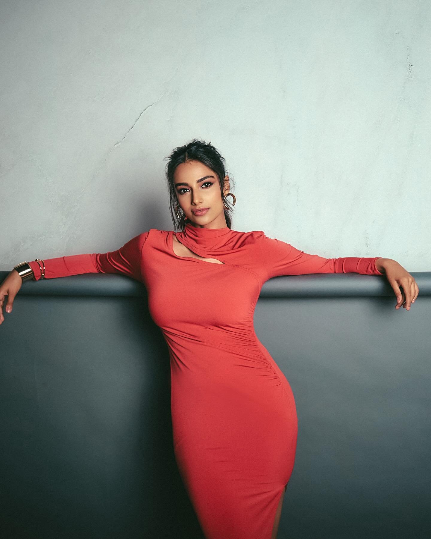 Meenakshi Chaudhary Height in Feet