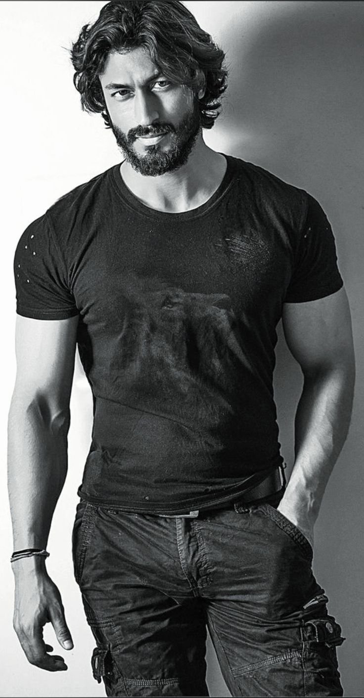 vidyut jamwal height in feet