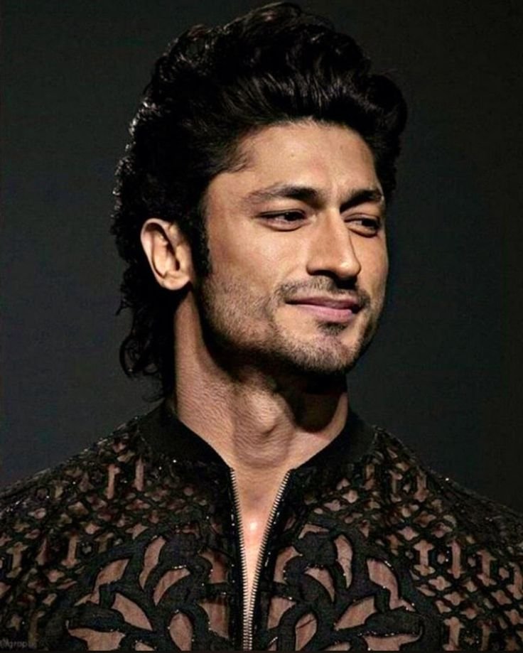 vidyut jamwal height in feet
