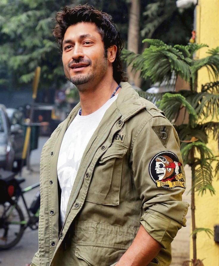 vidyut jamwal height in feet