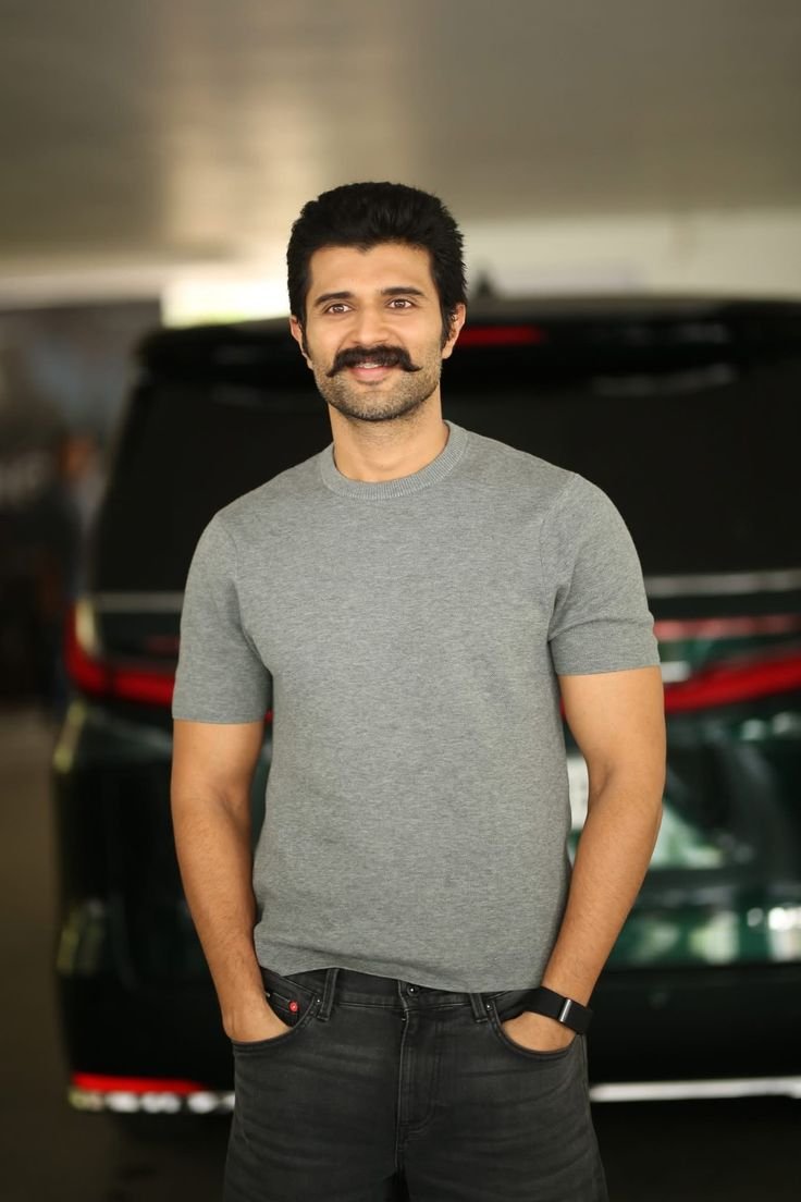 Vijay Deverakonda height in feet