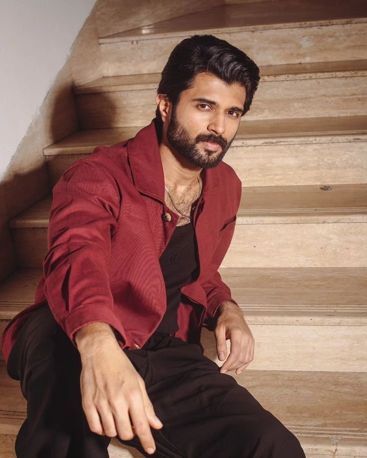 Vijay Deverakonda height in feet