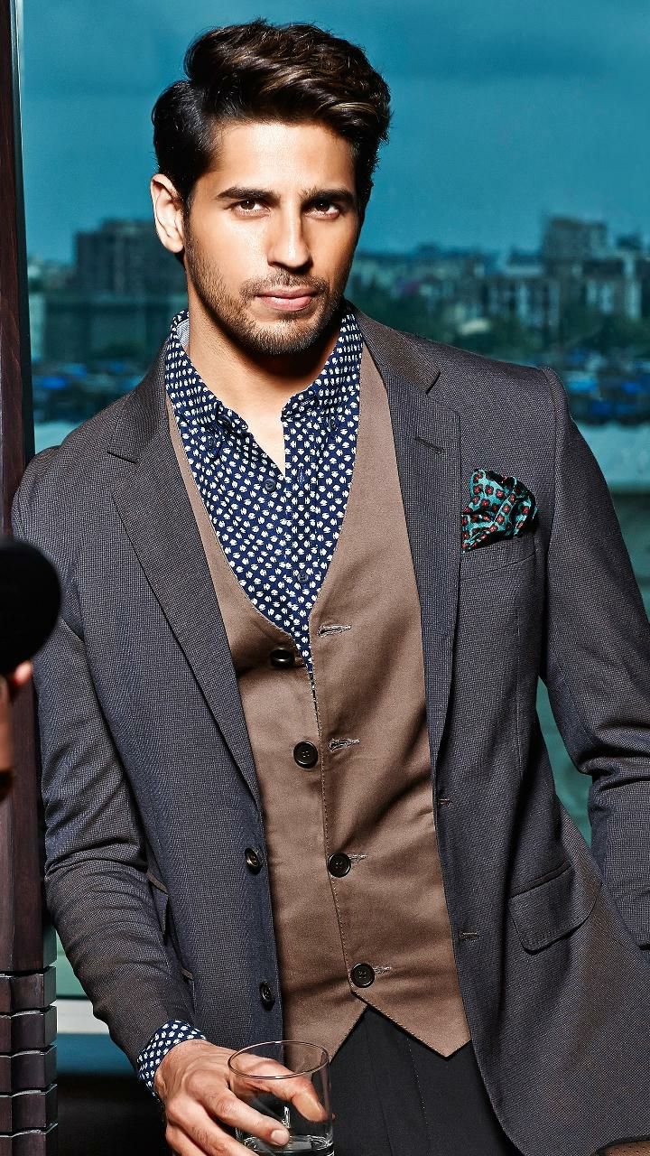 Sidharth Malhotra's height in feet