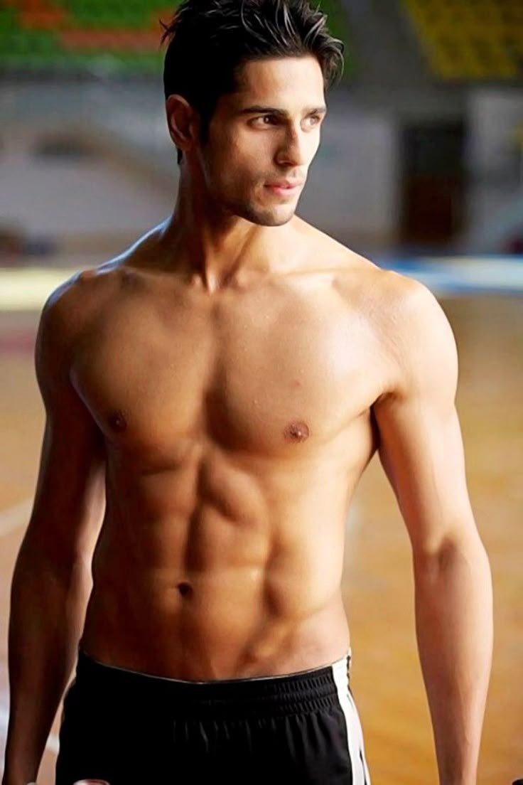 Sidharth Malhotra's height in feet