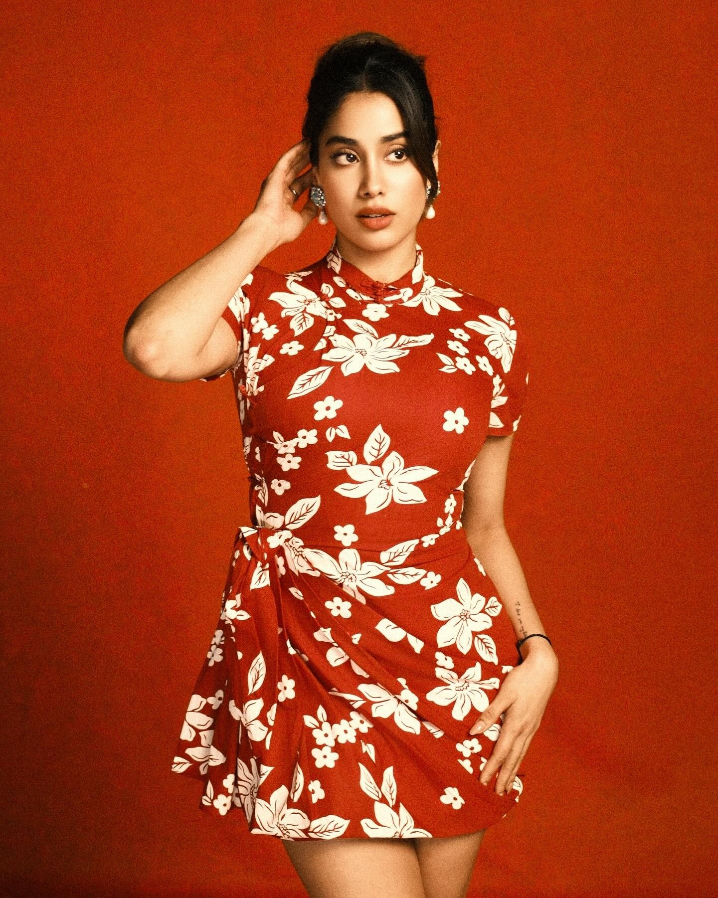 Janhvi Kapoor height in feet