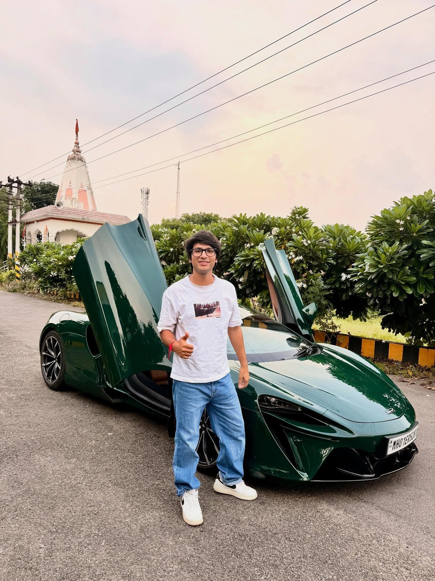 Sourav Joshi height in feet